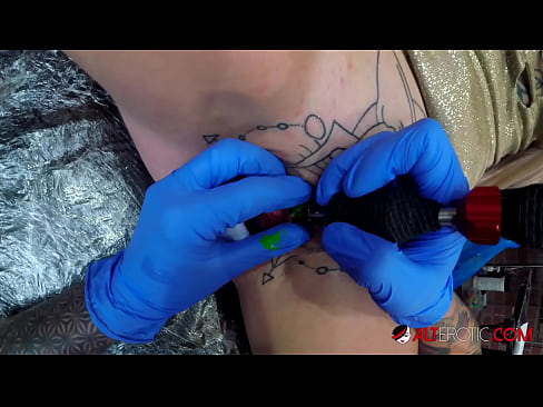 ❤️ Extreem getatoeëerde hottie Sully Savage kreeg een tatoeage op haar clitoris ❤❌ Sex video at nl.virtsextor.ru ❌️ ❌️❤